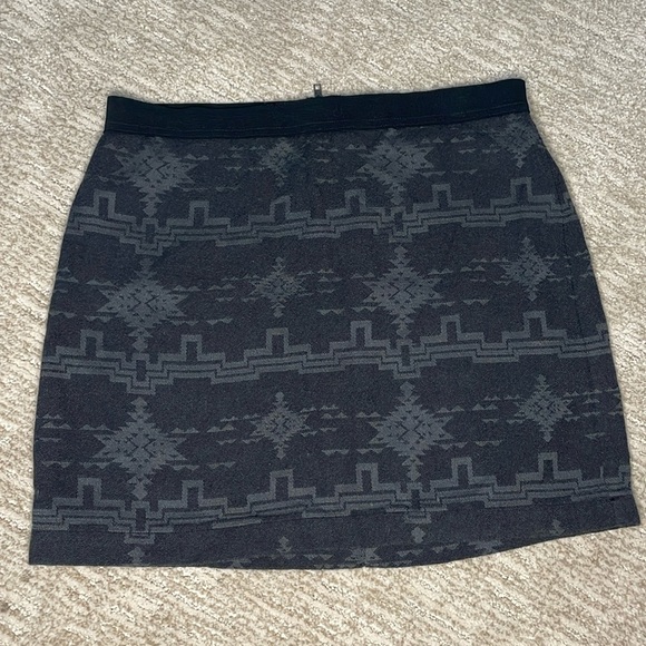 AMERICAN EAGLE OUTFITTERS | Women’s Black & Charcoal Pattern Mini Skirt, Size 4 - Picture 4 of 5